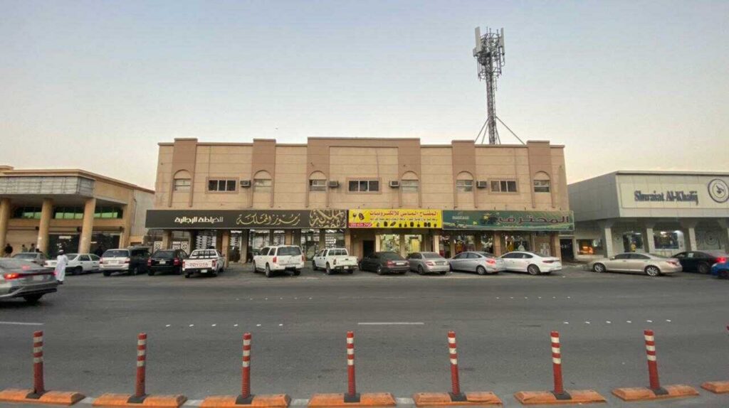 عبد العزيز المنصور لادارة الاملاك العقارية 15 عقار لدى مكتب عبدالعزيز المنصور